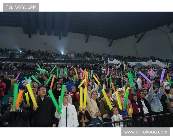 忠义街露天观赛屏前人潮涌动，篮球点燃城市夜晚